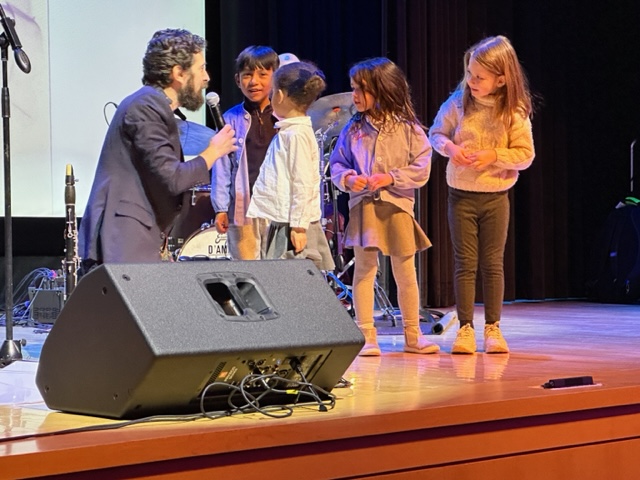Jazz musician Oran Etkin gave a lesson in jazz and storytelling to sutdents of the Lycée Français de New York