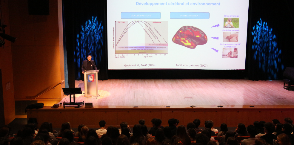 Grégoire Borst présente les secrets du cerveau aux élèves du Lycée Français de New York.